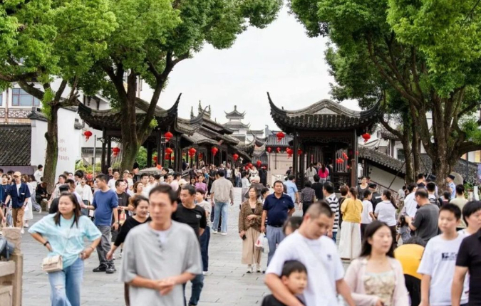 苏州甪直古镇,假日游客络绎不绝。