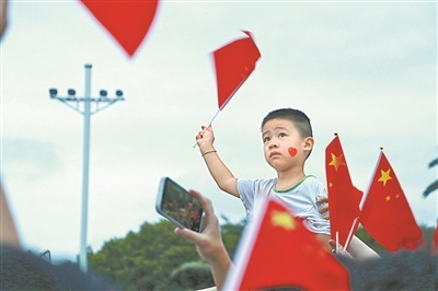 游客在八一广场看升旗仪式(图/记者龚辰欣)