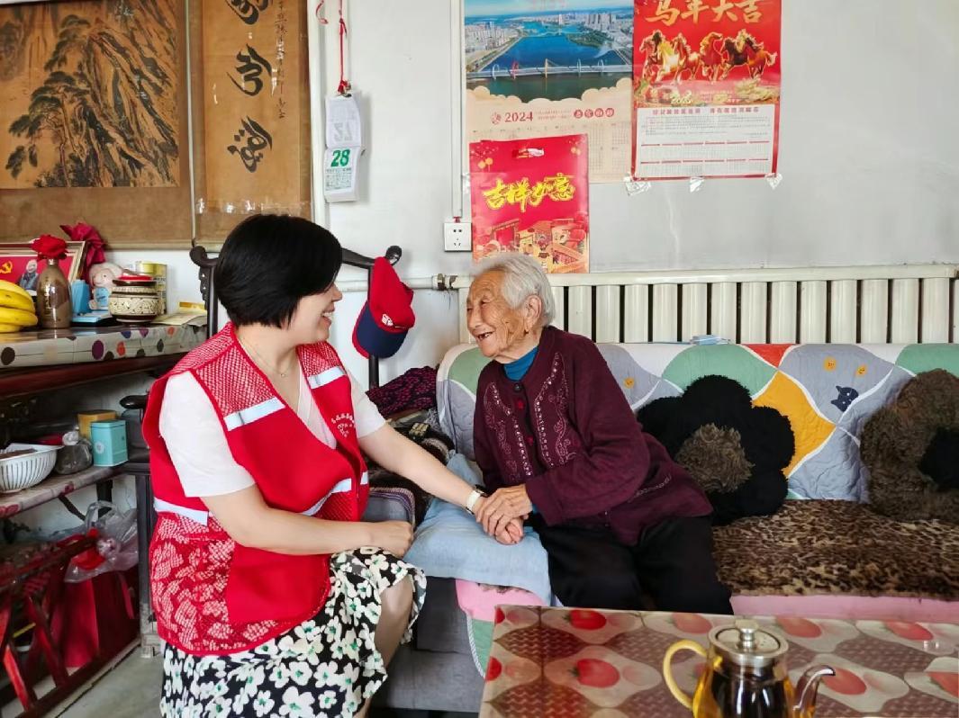 志愿者上门了解老人情况