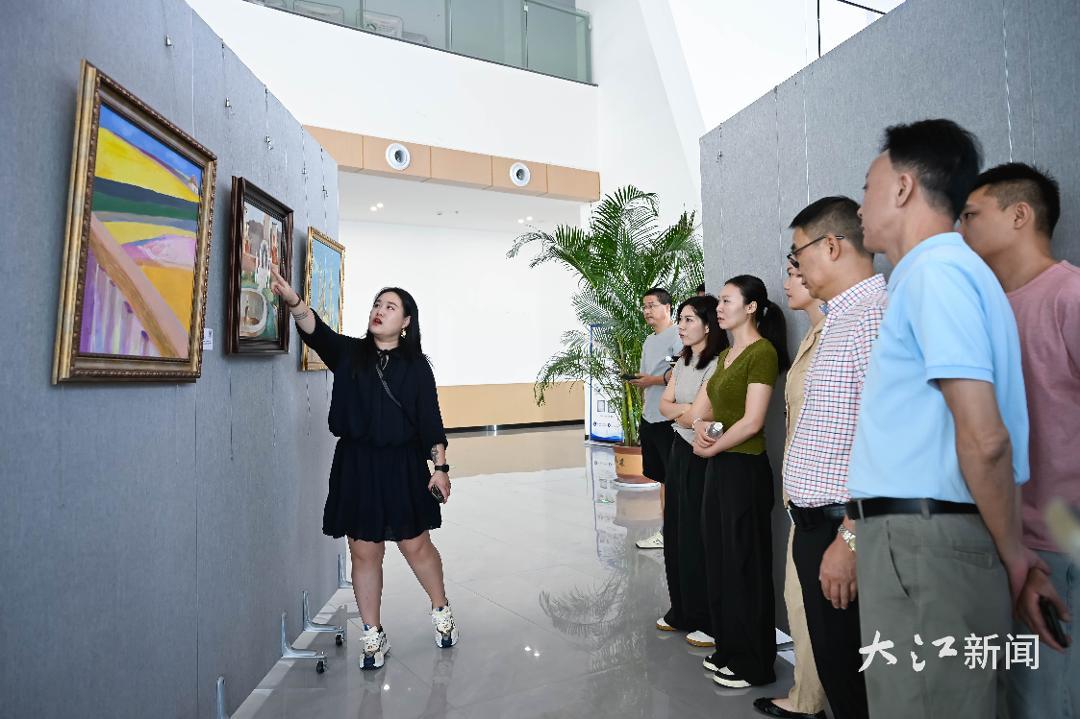 胡晏楠向观展市民讲解作品的创作理念