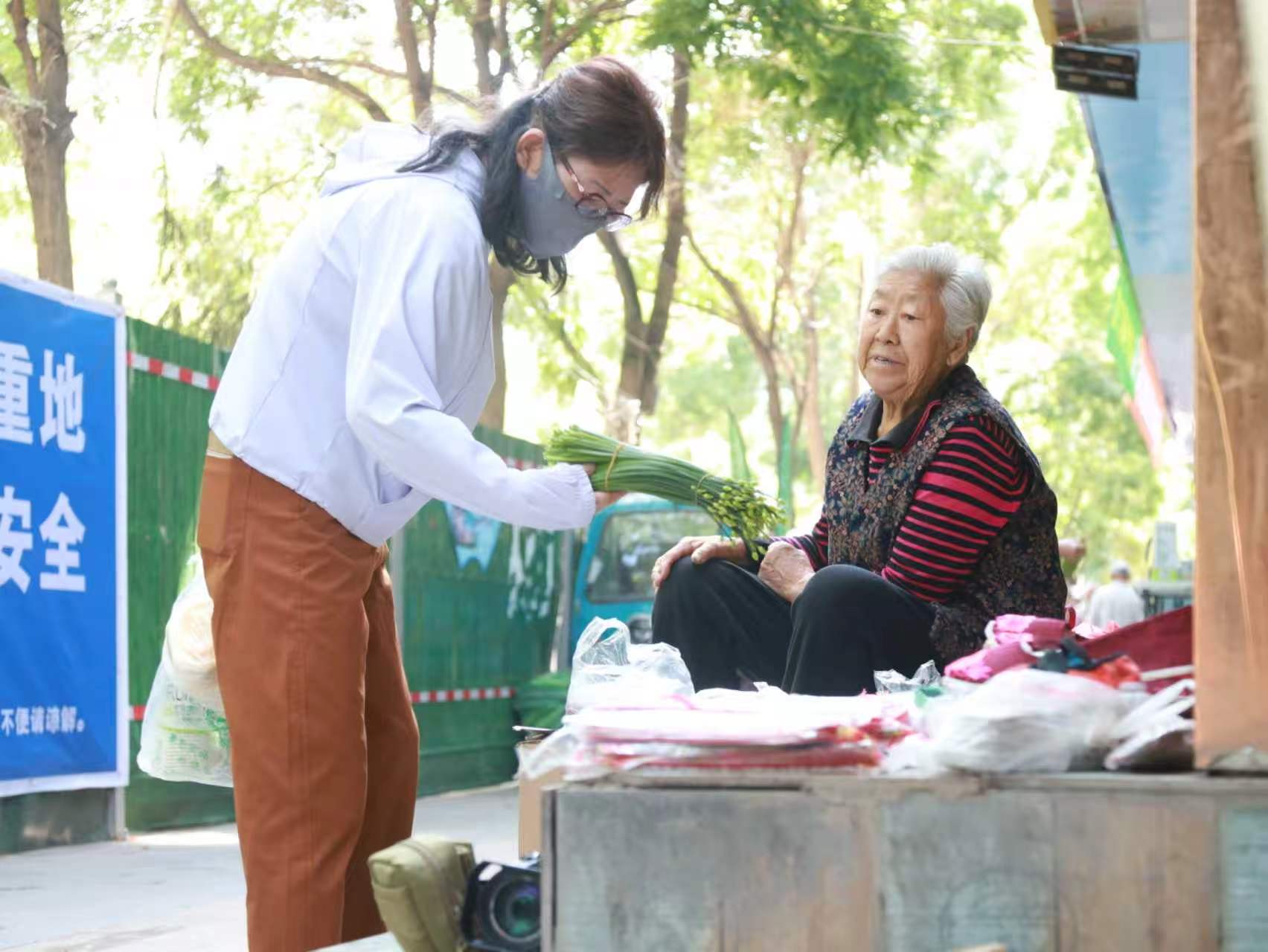 郑奶奶在街边摆摊