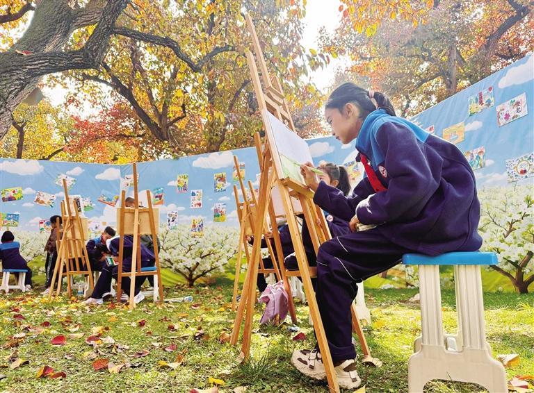 学生们在什川古梨园里写生　安娜　摄