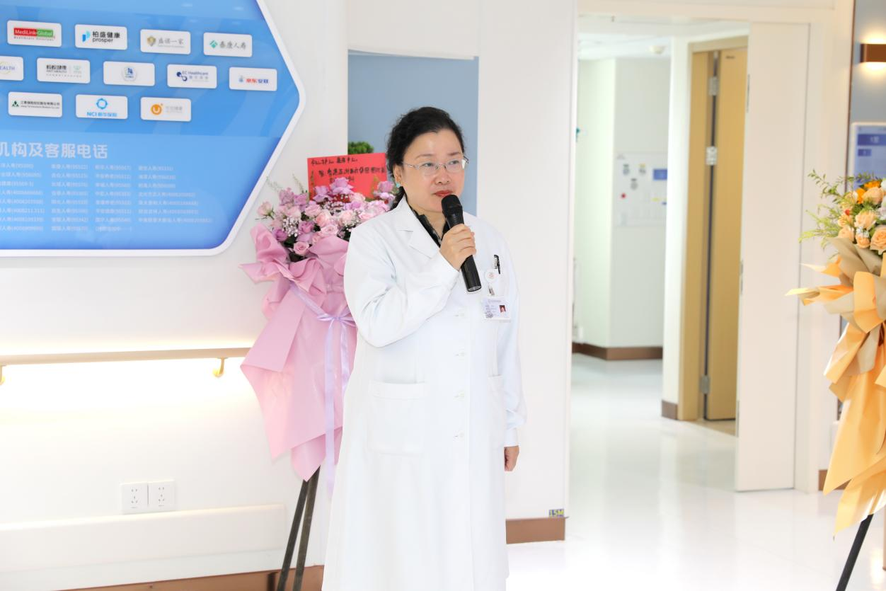 武汉亚洲心脏病医院鄢华院长在活动现场致辞