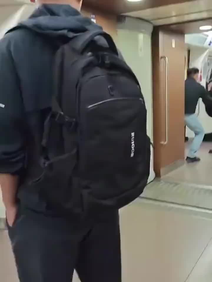 外国幼童先上车父母没跟上乘客安抚