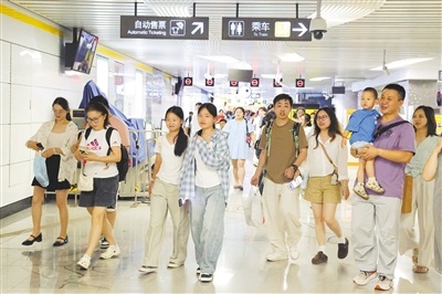 市民游客从容享受南昌地铁夏夜限时免费乘车福利