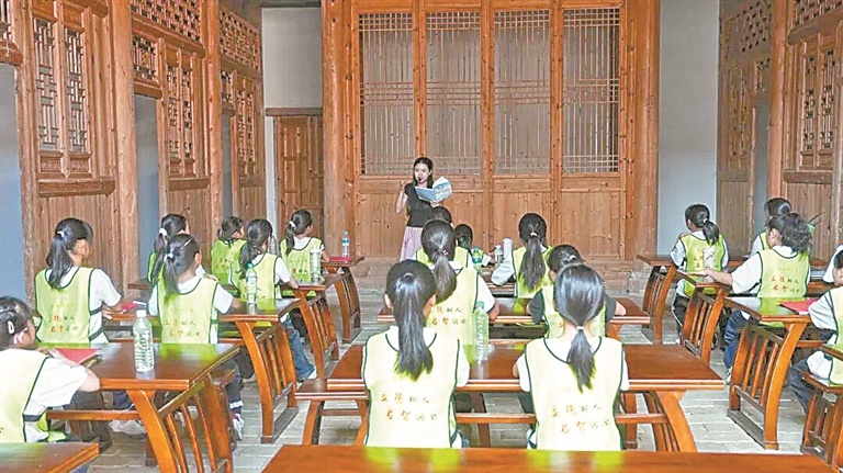 欧阳修小学师生走进永丰县学，开展研学活动，以经典诵读和文艺展演传承先贤文化。通讯员 宋 佺摄