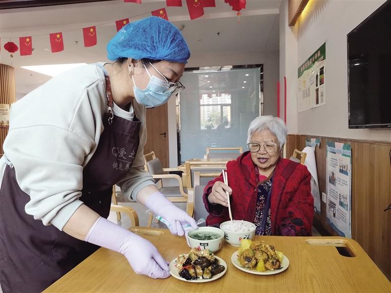 颜长玉老人在食堂就餐