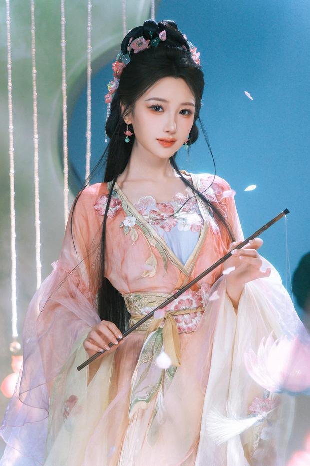 毛晓彤淡粉古装造型明媚动人