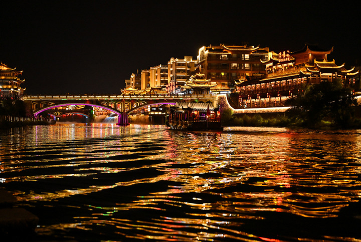 夜幕下的长汀古城流光溢彩。新华社记者 韩旭 摄