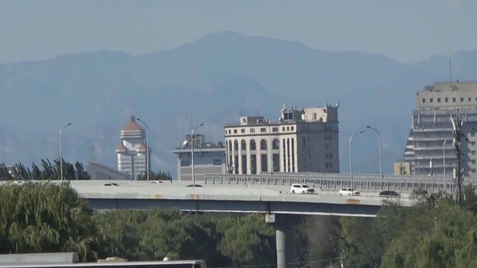 冷空气吹出“北京蓝”，西山清晰可见