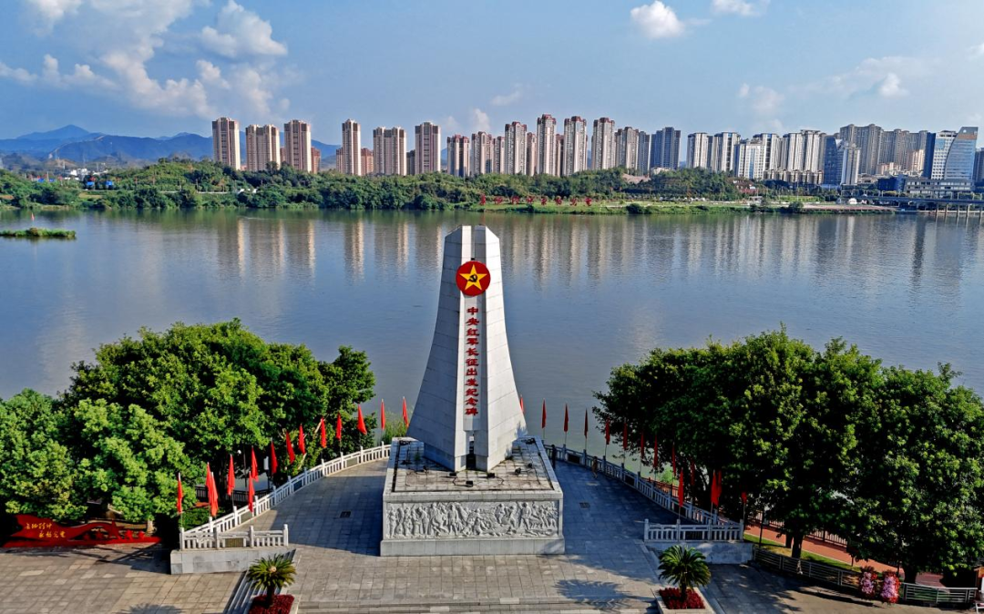 中央红军长征出发纪念碑庄严矗立在于都河东门渡口旁。