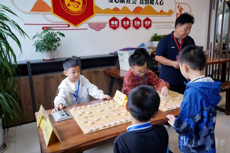 小棋手气势不输大人