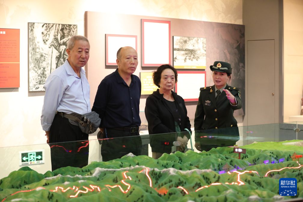 腊子口战役纪念馆讲解员王晶（右一）为参观游客进行讲解　新华社记者　张智敏　摄