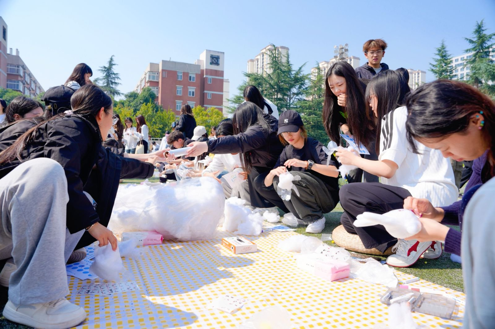 西安欧亚学院举行“悦动·心晴”心理健康嘉年华