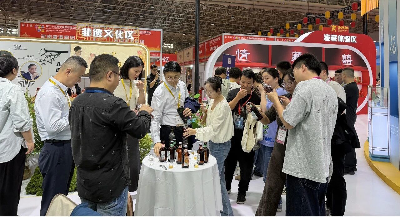 “青花醉”新品发布 超高端新品预告——古越龙山武汉酒博会重磅连连