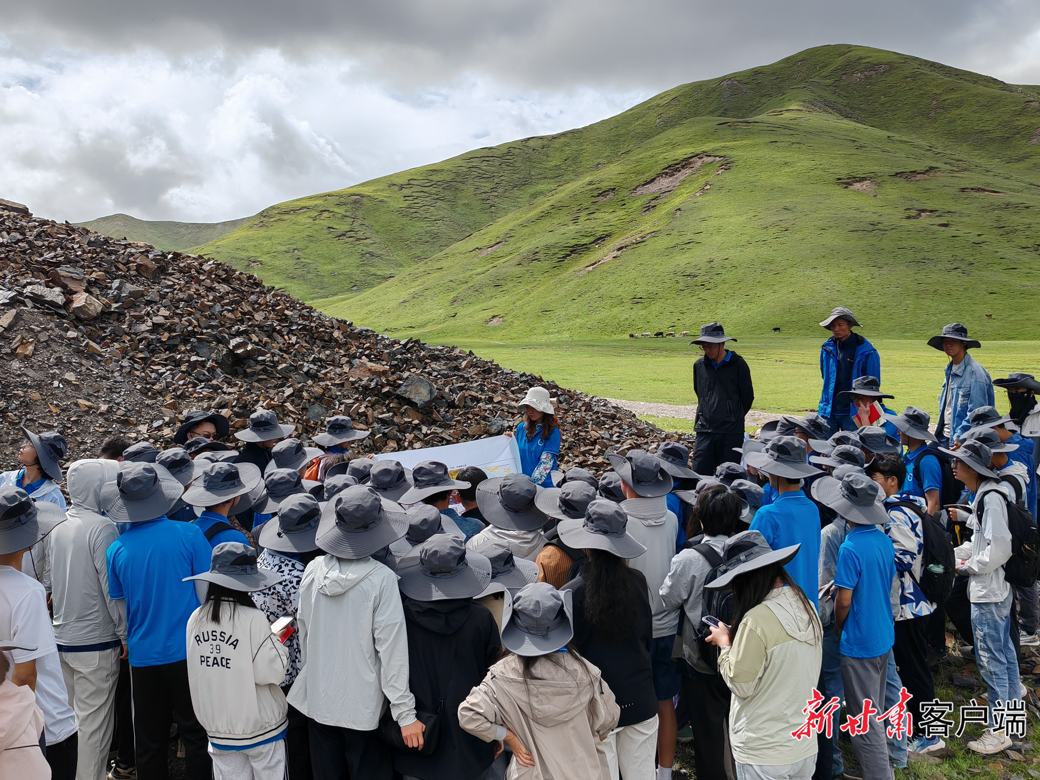 学生在野外台站参加实训