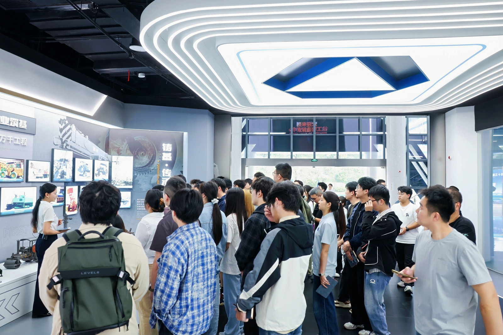 从赛场到车间,“AI+工程机械”专业赛选手探访徐工