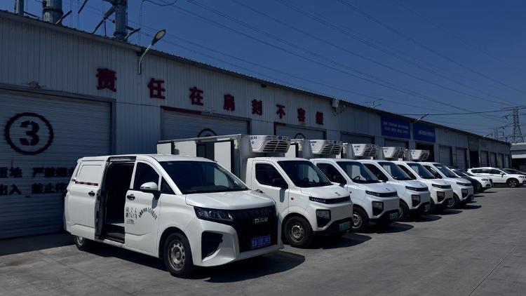 在济南鑫满鼎商贸有限公司厂区停放的冷链运输车