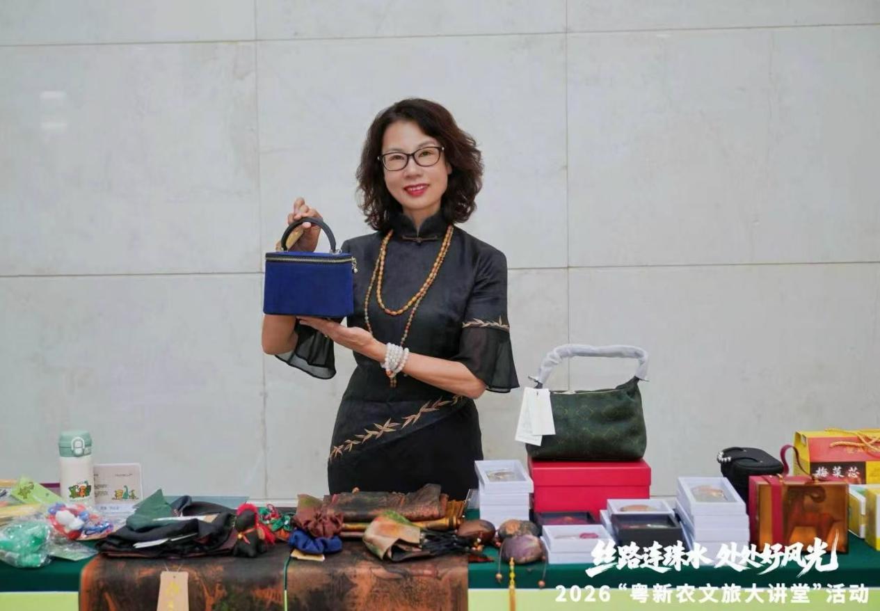 欧阳凤婷向喀什观众推介香云纱。