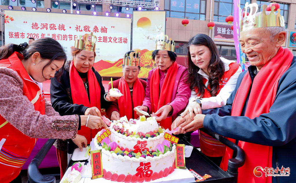 志愿者同老人们一起分切生日蛋糕