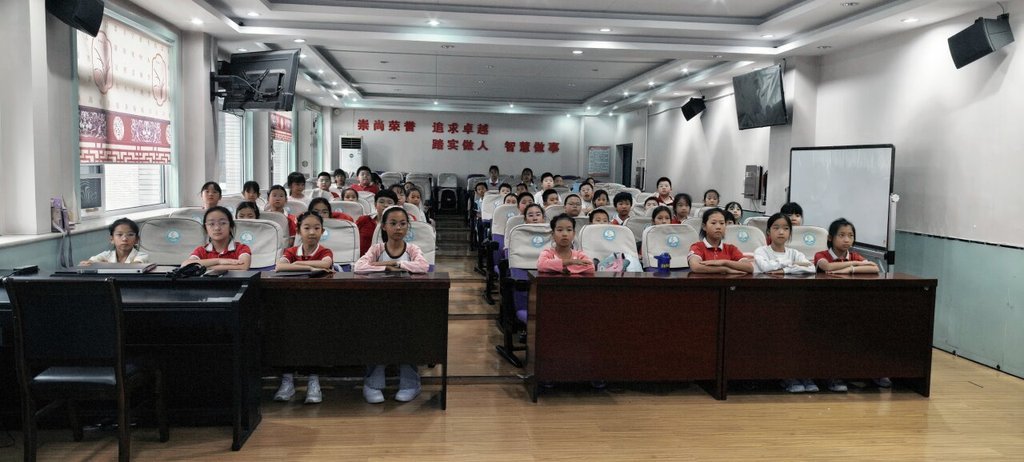 10月12日，石家庄市长征街小学新长征组歌合唱团学生正在学习《四渡赤水出奇兵》。石家庄市长征街小学供图