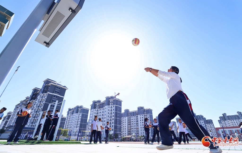 10月13日,张掖市高台县第四中学数字智能排球监测仪前,同学们在进行排球练习。