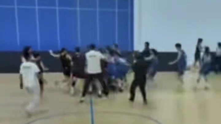 “我上去就给她三拳，朝她脑袋打的”，女篮热身赛上演全武行，爆发大规模冲突
