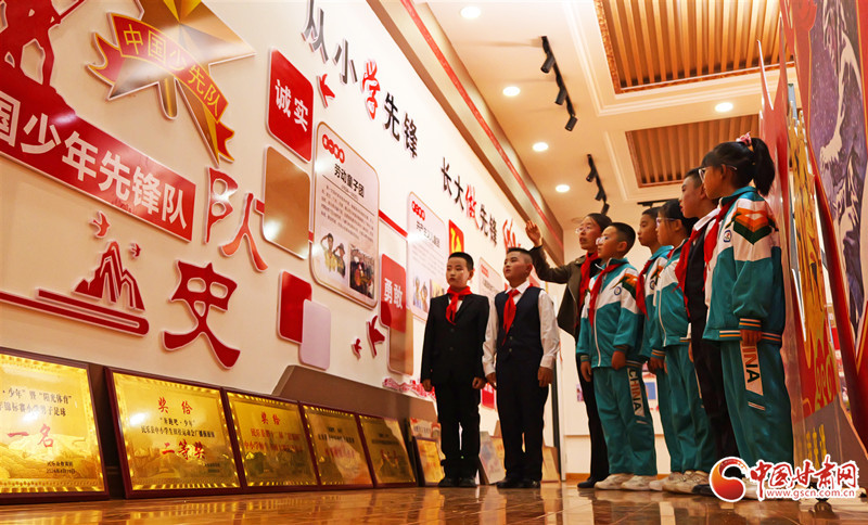 老师给孩子们讲解少先队建队历史