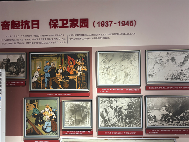 红旗民兵营展室内的老照片、图画等。 张文进 摄