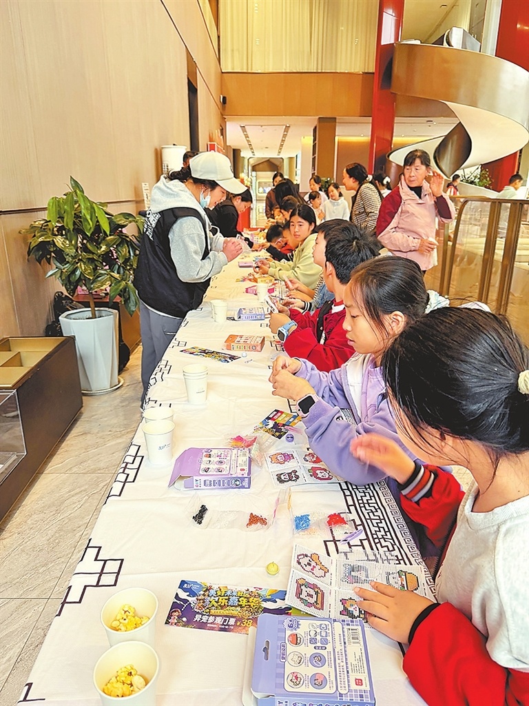 国庆假日期间,信阳市美好未来社区举办国庆嘉年华活动。受访者供图