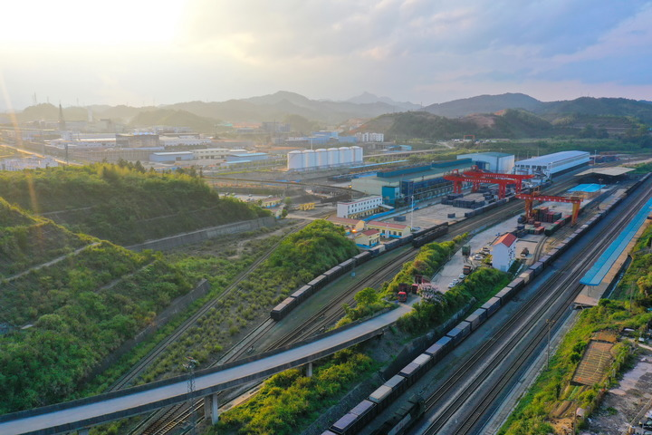 福建上杭县蛟洋工业区上杭紫金铁路货运场一角(无人机照片)。新华社记者 林善传 摄