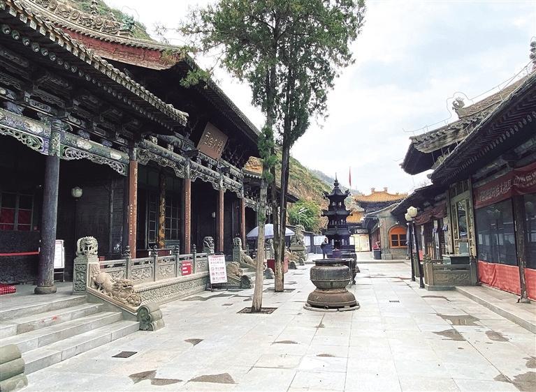 五泉山古建群依山而建的明清殿宇