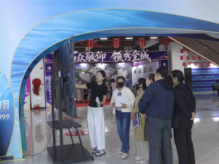 国庆假日期间,濮阳市智慧岛房产超市吸引众多市民前来咨询购房。受访者供图