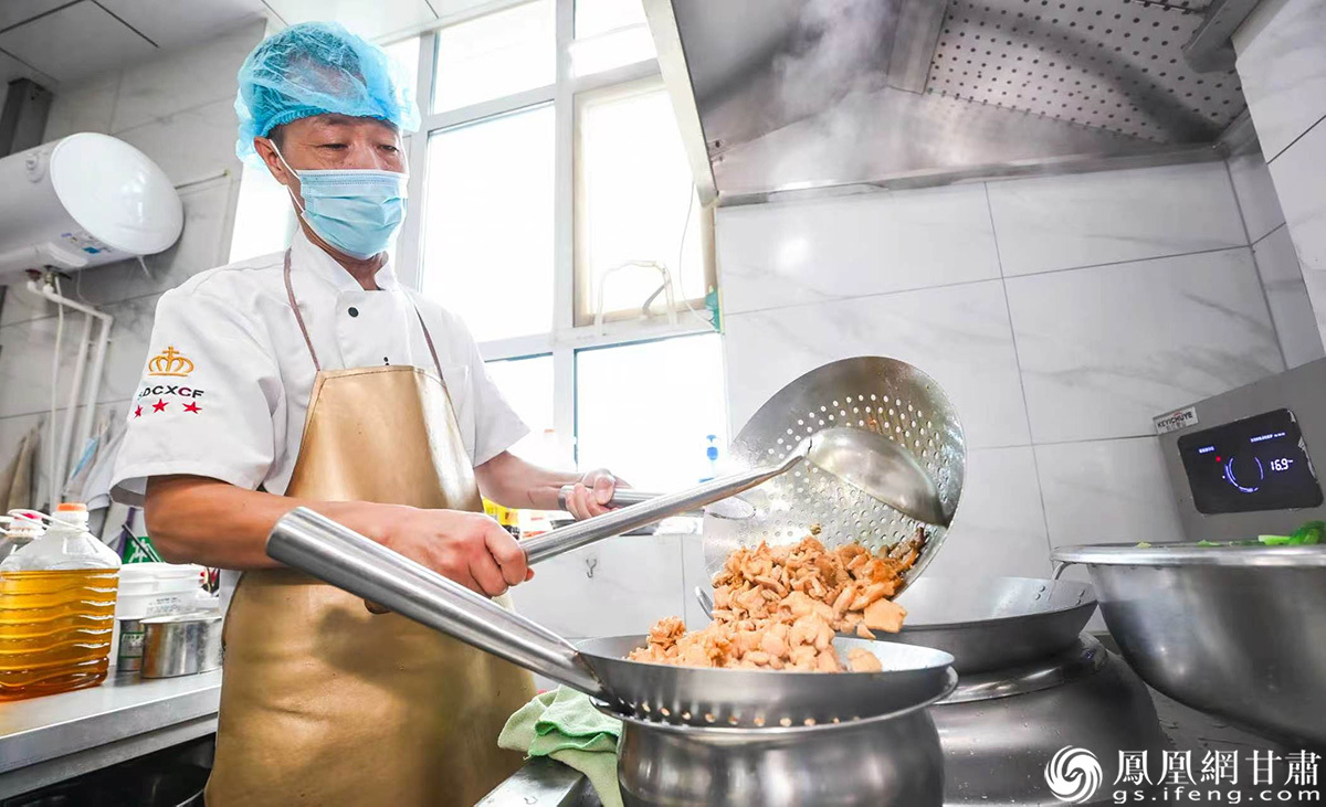 金川区昌安里社区日间照料中心工作人员精心烹制饭菜,为辖区老人们送上暖心家常味。