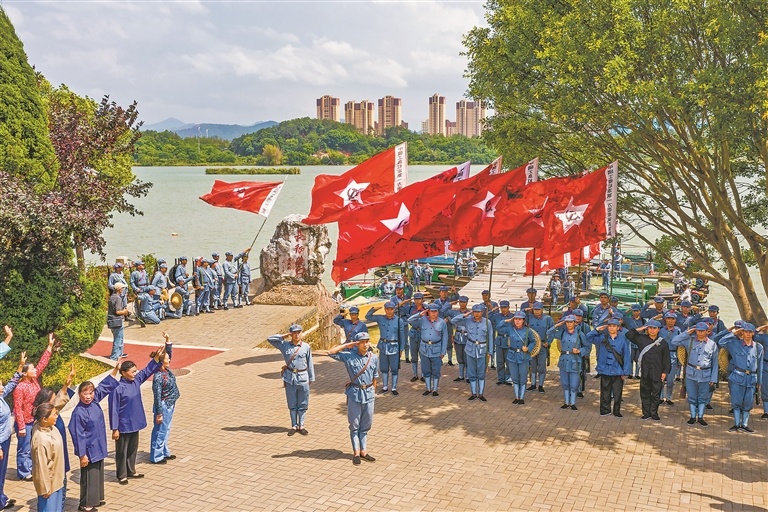 在于都县东门渡口,情景剧《告别》生动再现红军将士与老区群众依依惜别的感人场景。于都县融媒体中心供图