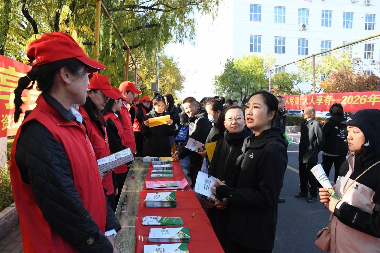 鸡西市工作人员在红旗大街为现场往来群众详细讲解社保政策