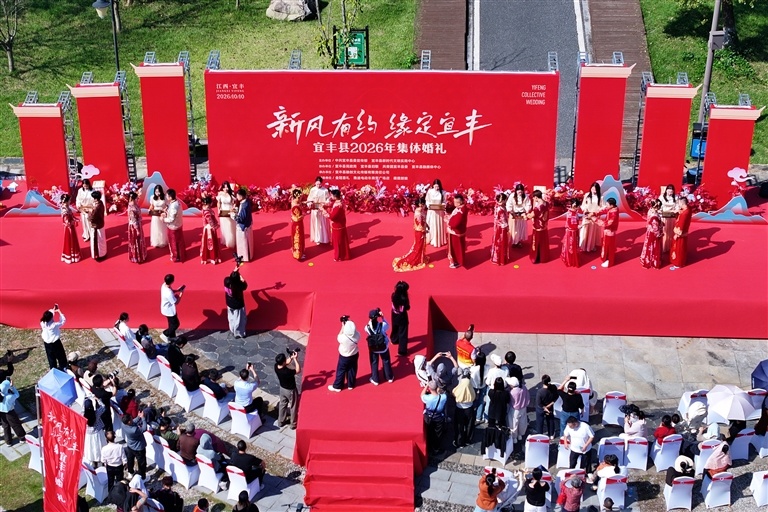 宜丰县：集体婚礼扬新风（图）
