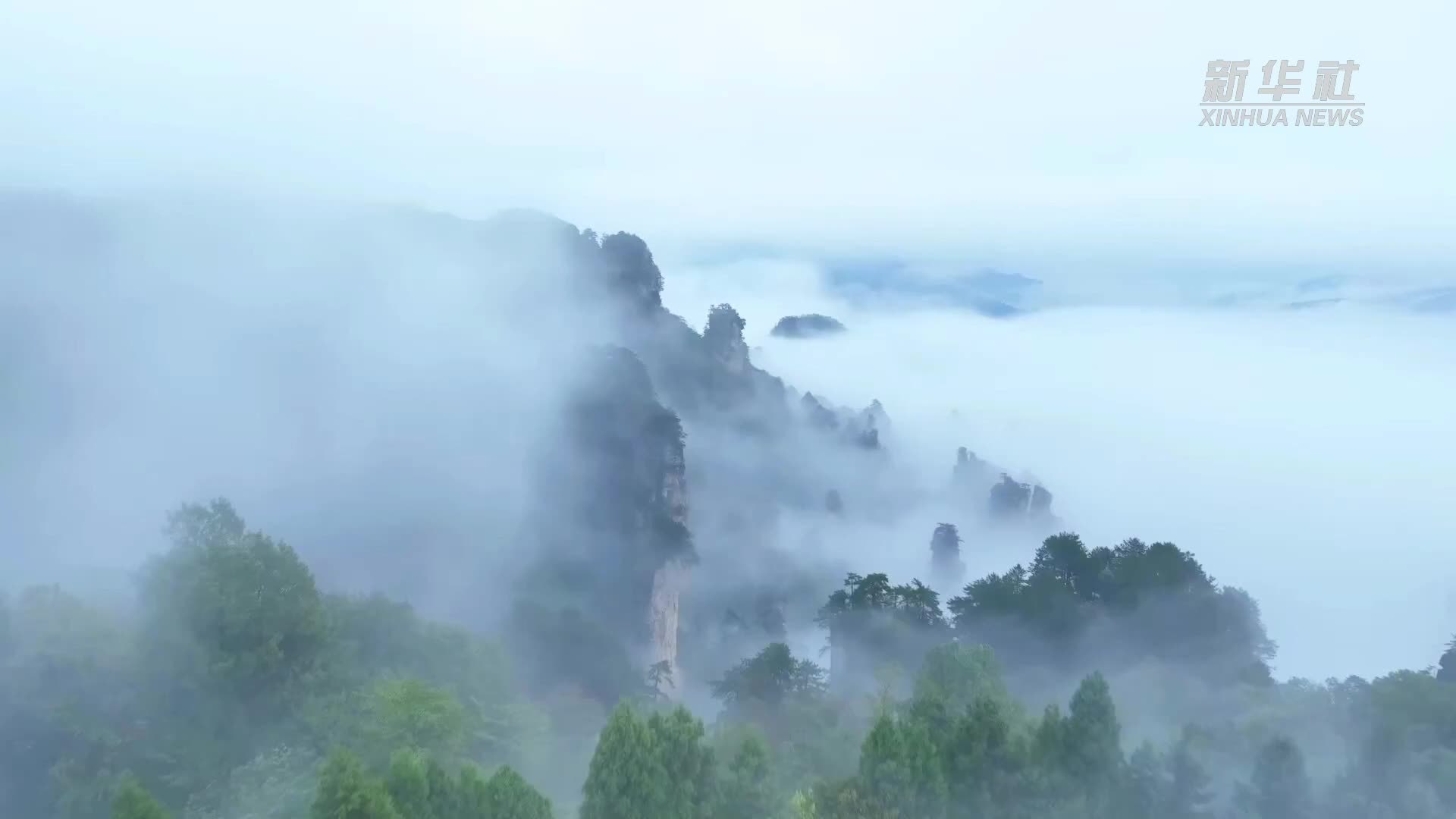 瞰中国｜湖南张家界：秋染武陵源 云漫天子山