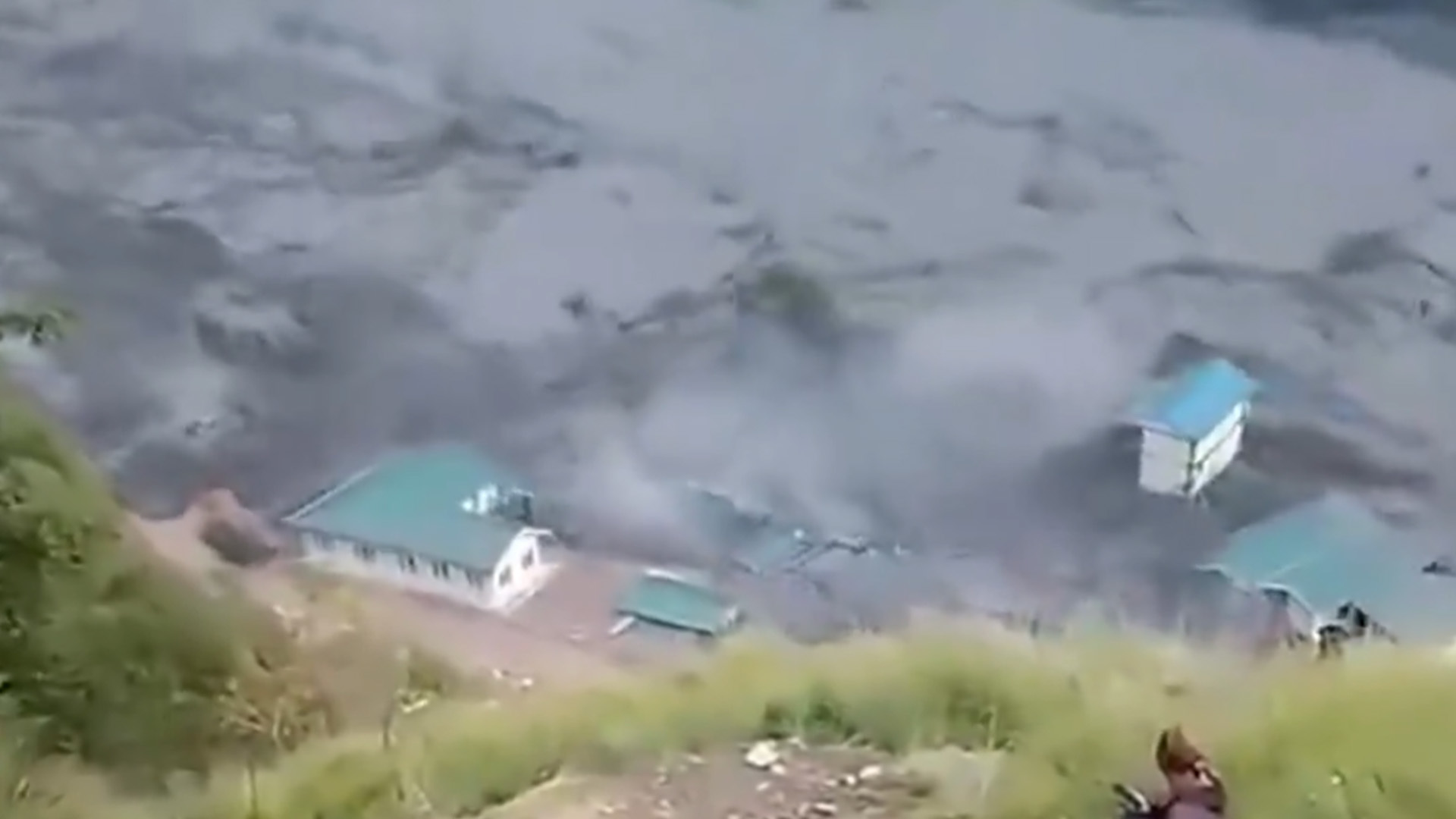 尼泊尔暴发严重山洪：洪水携带泥土沉积物和岩石涌来，短短几秒便冲倒并淹没房屋，民众只能在高地目睹灾难发生
