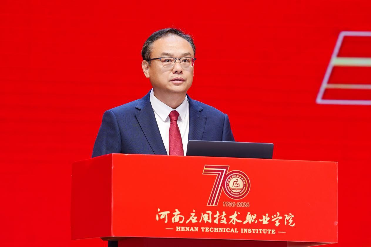 副校长黄振中主持主题报告会