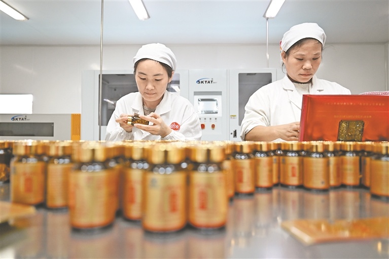 9月16日,位于九江市柴桑区的江西仙客来生物科技有限公司,工作人员正在包装灵芝孢子油软胶囊、硬胶囊、粉剂等产品。
