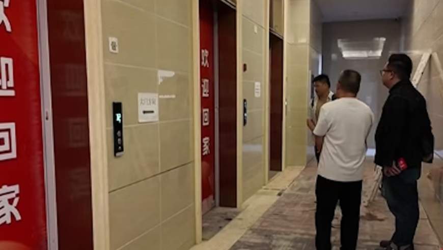 30多层的公寓，12部电梯仅剩1部运行，还只能到7楼！业主直喊“崩溃”