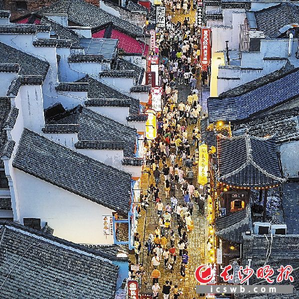 修旧如旧的太平老街吸引了社会各界目光,一批知名老字号和网红新字号纷纷入驻。 长沙晚报全媒体记者 郭雨滴 摄