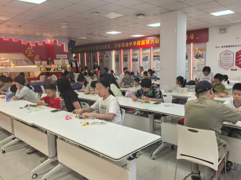 巧手悦心 邻里相伴——径贝社区开展趣味亲子DIY手作活动