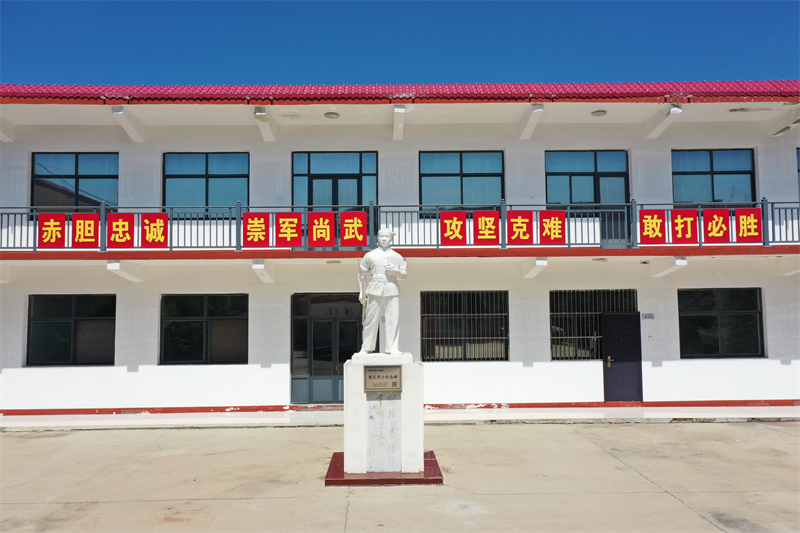 红旗民兵营驻地内矗立的郭庄烈士纪念碑。 张文进 摄