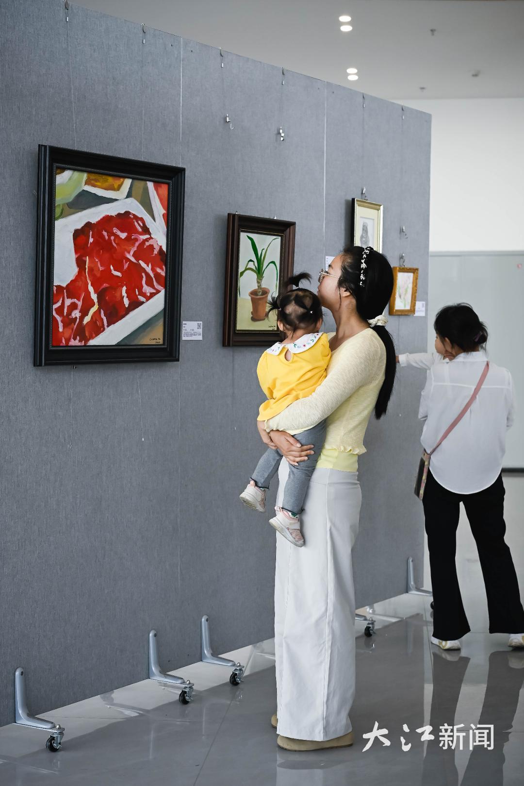 市民驻足观展