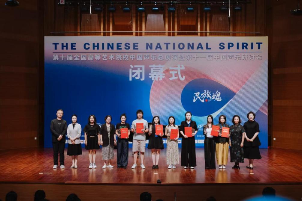 (中间为陈爔老师)