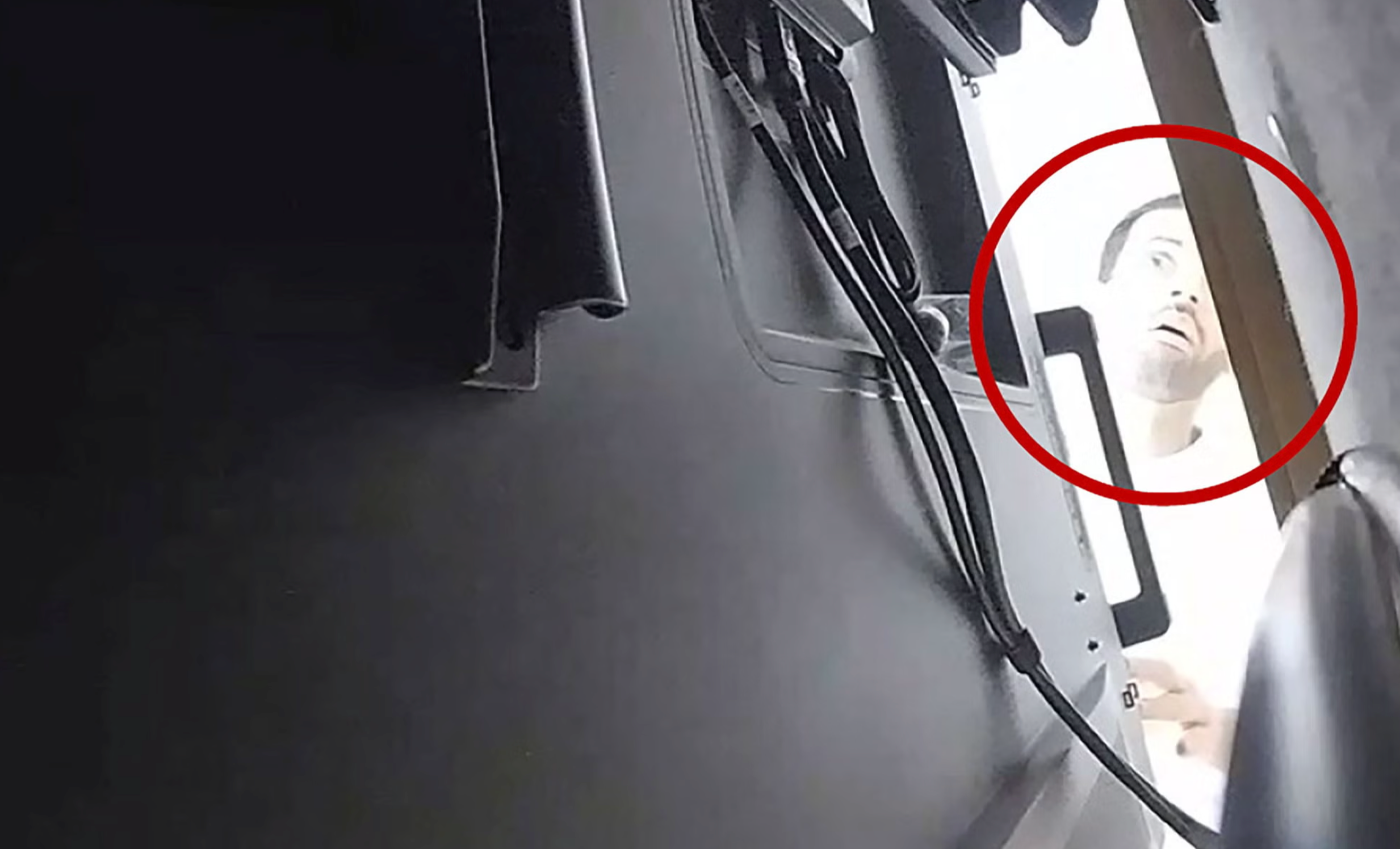 阿尔福赞被拍到查看窃听设备