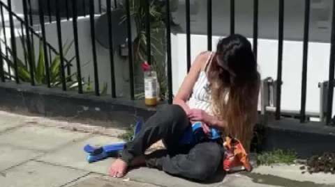 阿联酋王室成员吸毒后晕倒伦敦街头，她照看的3岁儿童正赤脚在繁忙的马路