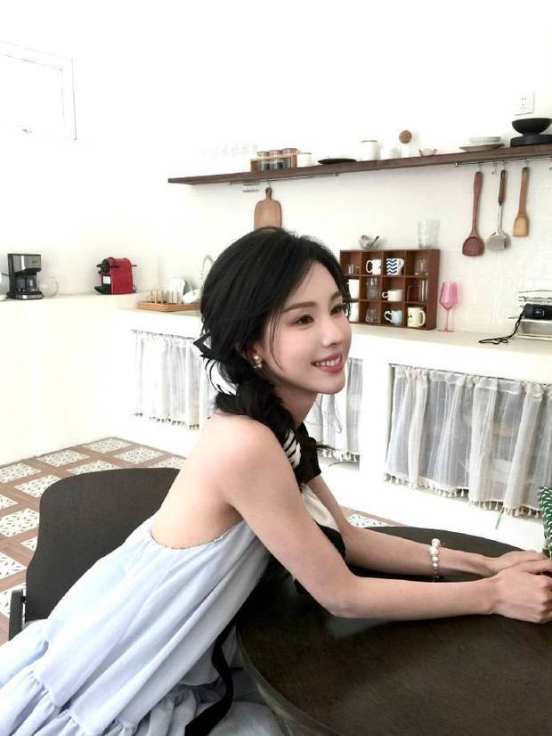 陈都灵最新写真灵动俏皮笑颜迷人